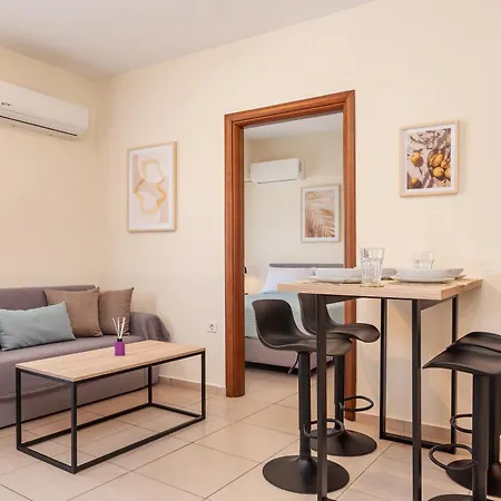 Town, 3 Min To - Kyma 3 Apartment *